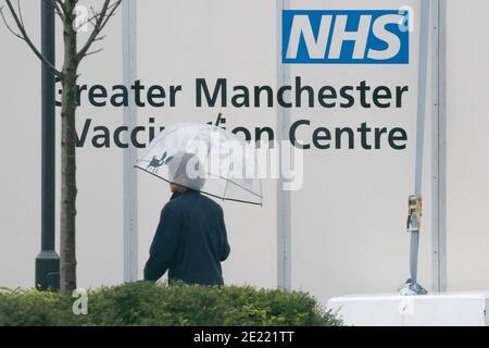 Manchester, Großbritannien, 11. Januar 2021. Mitglieder der Öffentlichkeit kommen in ein Impfzentrum in Manchester, da landesweite Massenuntersuchungen in 5 Zentren im ganzen Land gegen das Coronavirus, Manchester, Großbritannien, beginnen. Stockfoto