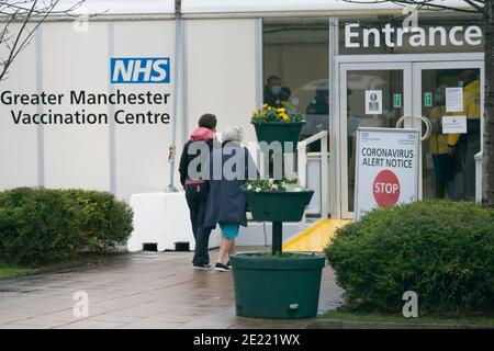 Manchester, Großbritannien, 11. Januar 2021. Mitglieder der Öffentlichkeit kommen in ein Impfzentrum in Manchester, da landesweite Massenuntersuchungen in 5 Zentren im ganzen Land gegen das Coronavirus, Manchester, Großbritannien, beginnen. Stockfoto