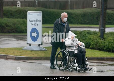 Manchester, Großbritannien, 11. Januar 2021. Mitglieder der Öffentlichkeit kommen in ein Impfzentrum in Manchester, da landesweite Massenuntersuchungen in 5 Zentren im ganzen Land gegen das Coronavirus, Manchester, Großbritannien, beginnen. Stockfoto