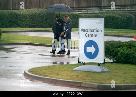 Manchester, Großbritannien, 11. Januar 2021. Mitglieder der Öffentlichkeit kommen in ein Impfzentrum in Manchester, da landesweite Massenuntersuchungen in 5 Zentren im ganzen Land gegen das Coronavirus, Manchester, Großbritannien, beginnen. Stockfoto