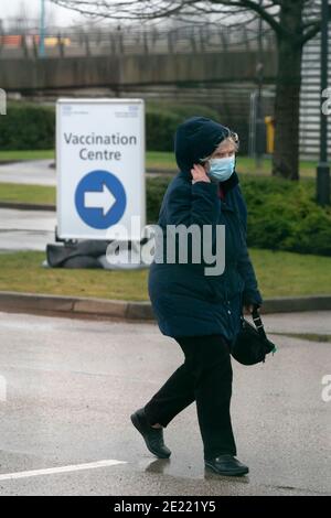 Manchester, Großbritannien, 11. Januar 2021. Mitglieder der Öffentlichkeit kommen in ein Impfzentrum in Manchester, da landesweite Massenuntersuchungen in 5 Zentren im ganzen Land gegen das Coronavirus, Manchester, Großbritannien, beginnen. Stockfoto
