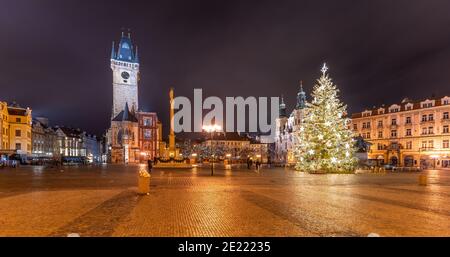 Weihnachtszeit in Prag. Geschmückter Weihnachtsbaum und altes Rathaus auf dem Altstädter Ring, Tschechisch: Staromestske namesti, Prag, Tschechische Republik Stockfoto