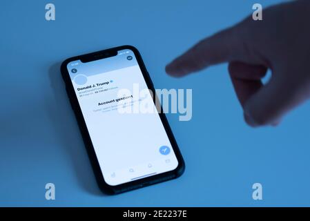 Magdeburg, Deutschland. Januar 2021. US-Präsident Donald Trumps suspendierten Twitter-Account ist auf einem Handy zu sehen. Der Kurznachrichtendienst hatte angekündigt, dass Trumps Konto @realDonaldTrump dauerhaft blockiert bleiben würde. Grund war das "Risiko einer weiteren Anstiftung zur Gewalt" nach dem Sturm auf das Capitol in Washington durch Trump-Anhänger.(Posed Scene) Quelle: Stephan Schulz/dpa-Zentralbild/ZB/dpa/Alamy Live News Stockfoto