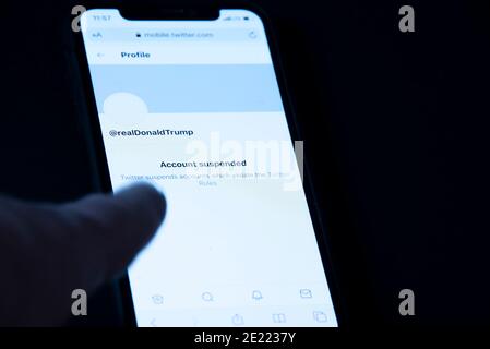 Magdeburg, Deutschland. Januar 2021. US-Präsident Donald Trumps suspendierten Twitter-Account ist auf einem Handy zu sehen. Der Kurznachrichtendienst hatte angekündigt, dass Trumps Konto @realDonaldTrump dauerhaft blockiert bleiben würde. Grund war das "Risiko einer weiteren Anstiftung zur Gewalt" nach dem Sturm auf das Capitol in Washington durch Trump-Anhänger.(Posed Scene) Quelle: Stephan Schulz/dpa-Zentralbild/ZB/dpa/Alamy Live News Stockfoto