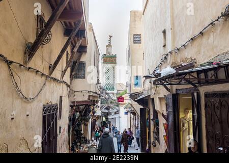 Die engen Gassen und Gassen der Medina von Fez In Marokko Stockfoto