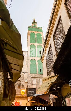 Das Minarett einer von über 200 Moscheen in der 860 Hektar Medina von Fez in Marokko Stockfoto