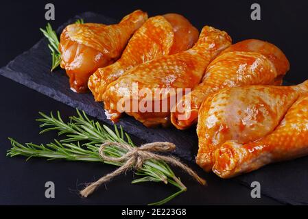 Ogranic Food und gesunde Ernährung Konzept.Heap von rohen Hühnerbeine oder Drumsticks mit Gewürzen. Stockfoto