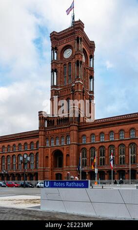 Alexanderplatz, Berlin-Mitte, Deutschland 10. Januar 2021. Neuer U-Bahnhof Rotes Rathaus Erweiterung der U5-Linie vor dem Rathaus am 4. Dezember 2020 eröffnet. Die Linie U5 fährt nun von Hönow zum Hauptbahnhof. Der Bahnhof wurde von Architekt Oliver Collignon entworfen und unter der Rathausstraße direkt vor dem Berliner Rathaus errichtet. Die Station hat zwei Ebenen. Die obere Ebene dient der U5-Linie und die untere Ebene ist ein Bahnlager mit 4 Gleisen, der später genutzt werden kann, wenn entweder die U3- oder U10-Projekte zum Potsdamer Platz realisiert werden. Der Bahnhofskontra Stockfoto