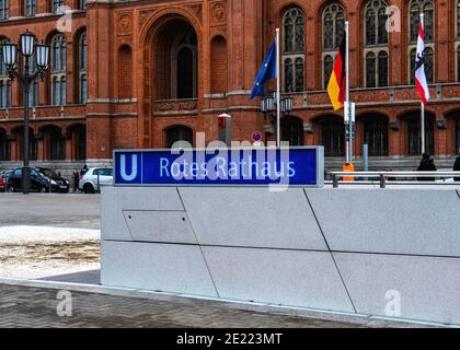 Alexanderplatz, Berlin-Mitte, Deutschland 10. Januar 2021. Neuer U-Bahnhof Rotes Rathaus Erweiterung der U5-Linie vor dem Rathaus am 4. Dezember 2020 eröffnet. Die Linie U5 fährt nun von Hönow zum Hauptbahnhof. Der Bahnhof wurde von Architekt Oliver Collignon entworfen und unter der Rathausstraße direkt vor dem Berliner Rathaus errichtet. Die Station hat zwei Ebenen. Die obere Ebene dient der U5-Linie und die untere Ebene ist ein Bahnlager mit 4 Gleisen, der später genutzt werden kann, wenn entweder die U3- oder U10-Projekte zum Potsdamer Platz realisiert werden. Der Bahnhofskontra Stockfoto