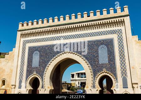 Bab Bou Jeloud - ein dekoratives Tor und Eingang zu Die Medina von Fez in Marokko Stockfoto