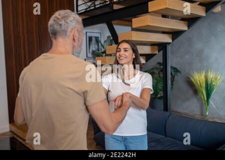 Glückliches Paar, das Spaß hat und viel Spaß dabei hat Stockfoto