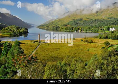 Glenfinnan Monument an der Spitze von Loch Shiel. Stockfoto