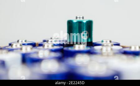 Eine Pappschachtel auf weißem Hintergrund voll von gebrauchten Haushalt AA, AAA Alkali-Batterien gesammelt für das Recycling. Recycling und ökologische Probleme Stockfoto