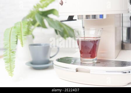 Kaffeemaschine in weiß hinterm Hintergrund aus der Nähe Stockfoto