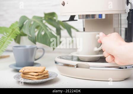 Cooffe Maker Nahaufnahme weiße Szene Stockfoto