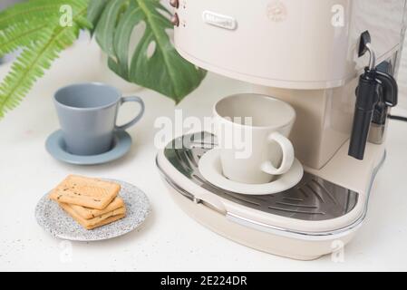 Kaffeemaschine in weiß hinterm Hintergrund aus der Nähe Stockfoto