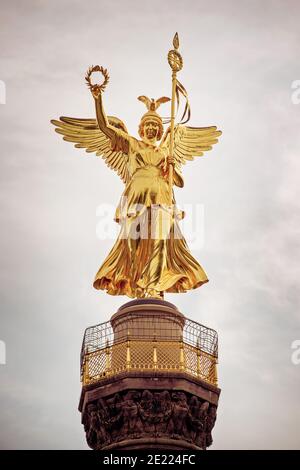 Bronzeskulptur von Victoria, der römischen Siegesgöttin, die sich auf der Siegessaule in Berlin befindet Stockfoto