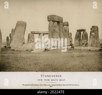 Stonehenge: Blick aus dem Südwesten. Eine von acht Fotografien von Stonehenge, Wiltshire, aufgenommen 1867 von Ordnance Survey. Informell sitzende Besucherkartei kann Sir Henry James und Mitglieder seiner Familie darstellen. Stockfoto