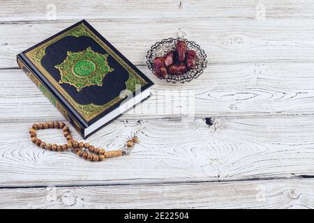 islamisches heiliges Buch auf Holztisch Stockfoto