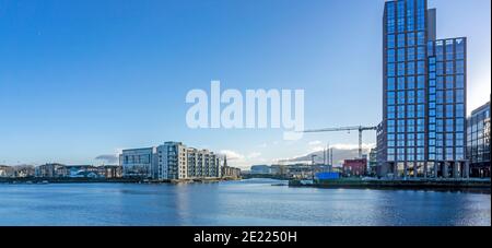 Das Capital Building auf der rechten Seite und das Dorf Ringsend, in diesem Blick vom North Wall Quay des Flusses Liffey in Dublin, Irland, Stockfoto