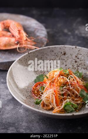 Funchose Salat mit Garnelen und Gemüse mit Sesam. Foto für Menü Stockfoto