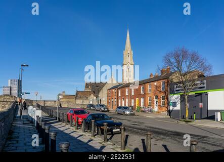 Ringsend, Dublin, Irland, Bridge Street mit St. Patricks Church auf der rechten Seite und die modernen Apartments der Grand Canal Docks auf der linken Seite. Stockfoto