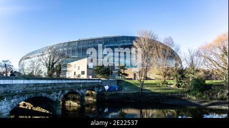 Ein Zelt für Obdachlose am Ufer des Dodder River, in der Nähe der Lansdowne Road, Dublin, Irland, vor dem Hintergrund des Aviva Stadions. Stockfoto