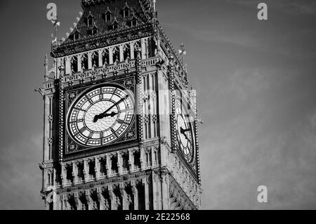 Nahaufnahme der Big Ben Uhr in London, Großbritannien mit Kopierraum. Schwarzweiß-Fotografie Stockfoto