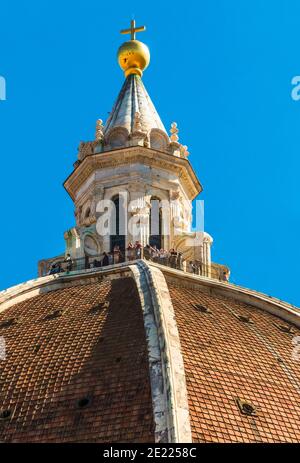 Wunderschöne Nahaufnahme von Menschen, die auf der Kuppel auf der Kuppel der Basilika Santa Maria del Fiore stehen und den Blick über Florenz genießen. Die... Stockfoto