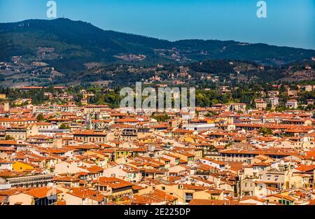 Schöne Panorama-Luftaufnahme des historischen Zentrums von Florenz von den florentinischen Hügeln umgeben, mit Olivenhainen und Weinbergen bepflanzt, und... Stockfoto