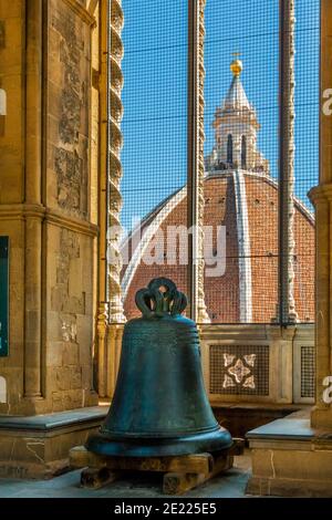 Wunderschöne Aussicht auf die Glocke "Apostolica", die auf dem Boden der Glocke im Glockenturm des Giotto der berühmten Kathedrale von Florenz,... Stockfoto