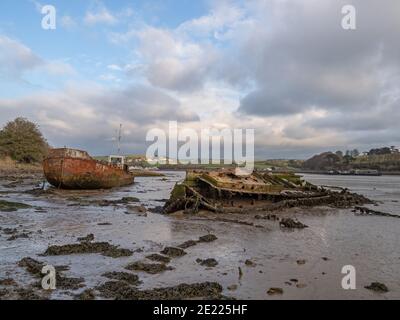 Alte, verfaulende Boote, Wracks auf den Schlammflattern. River Torridge Estuary in der Nähe von Appledore in Nord-Devon, England, Großbritannien. Stockfoto