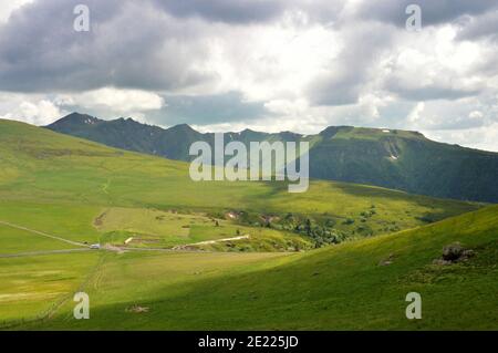 Schöner Aussichtspunkt mit einer Vulkanlandschaft Stockfoto