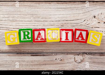 Holzspielzeugblöcke mit dem Text: gracias Stockfoto