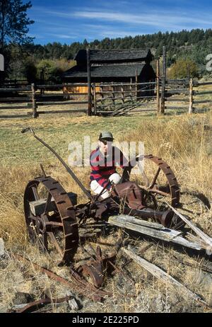 Scheune mit Ranch Implementierung, Riddle Ranch National Historical District, Steens Mountain Recreation Area, Oregon Stockfoto