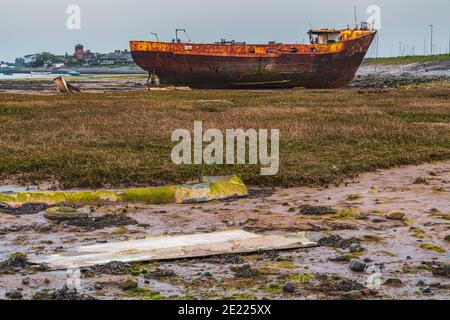 Ein rostiges Schiffswrack im Schlamm der Walney Kanal, von der Straße auf Roa Island, Cumbria, England, UK gesehen Stockfoto