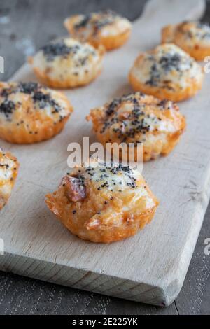 Chorizo Bouche mit emmentaler Käse und Mohn Samen Stockfoto