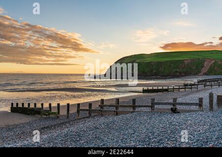 Abends Stimmung und dunkle Wolken über den Strand und die St-Bienen Heritage Coast in der Nähe von Whitehaven, Cumbria, England, Großbritannien Stockfoto