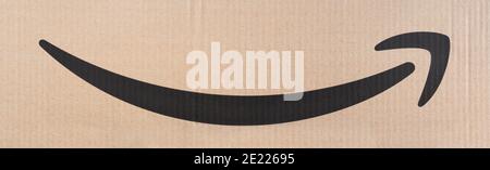 Panorama-Aufnahme des Amazon-Logos auf Amazon Prime Versandkarton. Stockfoto