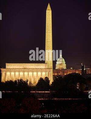 Ein Nachtfoto der National Mall, einschließlich Lincoln Memorial, Washington Monument und Capitol Building Stockfoto