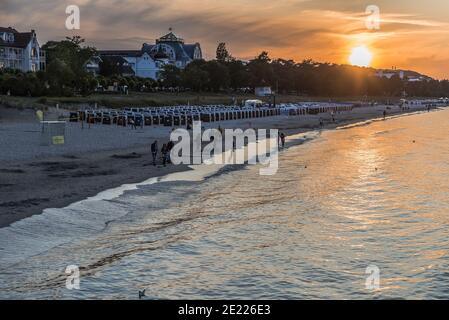 BINZ / Rügen, DEUTSCHLAND - 11. Jul 2019: Strand von Binz im Sonnenuntergang Stockfoto