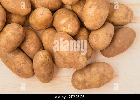Idaho Kartoffeln Nahaufnahme auf rustikalem Holzhintergrund Stockfoto