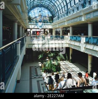 Interieur des Royal Priors Shopping Centre Leamington Spa, Leamington Spa, Warwickshire, England, Großbritannien. Ca. 1980 Stockfoto