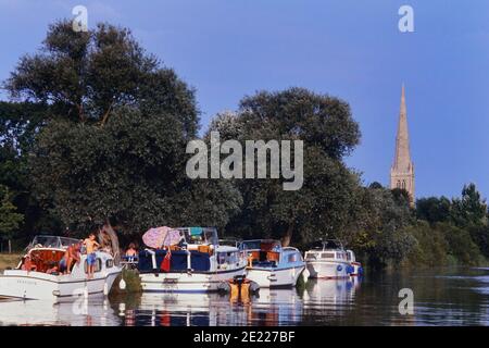 All Saints Kirche vom Fluss Great Ouse aus gesehen, St Ives, Cambridgeshire, England, Großbritannien Stockfoto