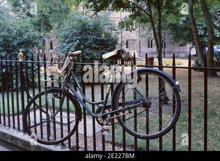 Gesperrtes Fahrrad auf Geländern, Cambridge, Cambridgeshire, England, Großbritannien Stockfoto