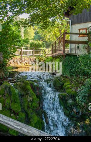 SLUNJ, KROATIEN - 25. Aug 2008: Fluss Slunjcica in Rastoke Dorf in der Nähe der Stadt Slunj in Kroatien Stockfoto