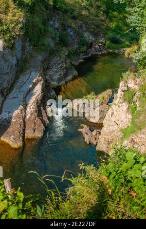 SLUNJ, KROATIEN - 25. Aug 2008: Slunjcica Fluss im Dorf Rastike in der Nähe von Slunj, Kroatien Stockfoto