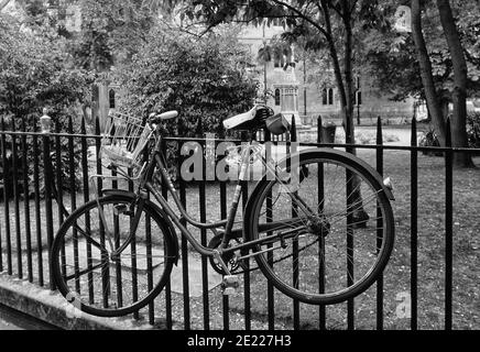 Gesperrtes Fahrrad auf Geländern, Cambridge, Cambridgeshire, England, Großbritannien Stockfoto