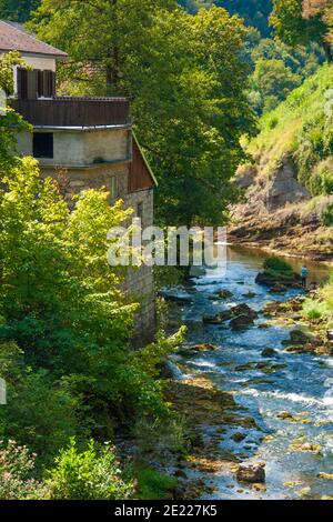 SLUNJ, KROATIEN - 25. Aug 2008: Fluss Slunjcica im Dorf Rastoke in der Nähe von Slunj, Kroatien Stockfoto