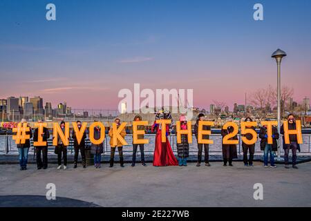 USA. Januar 2021. Eine Gruppe von Aktivisten mit Briefen Schreibweise #InvokeThen25. In Red Hook, Brooklyn. Zur Unterstützung der Aufrufe, Trump durch Amtsenthebung oder unter Berufung auf die 25. Novelle von der Macht zu nehmen, zeigten Aktivisten am 9. Januar 2021 Kunstwerke in New York City. (Foto von Erik McGregor/Sipa USA) Quelle: SIPA USA/Alamy Live News Stockfoto